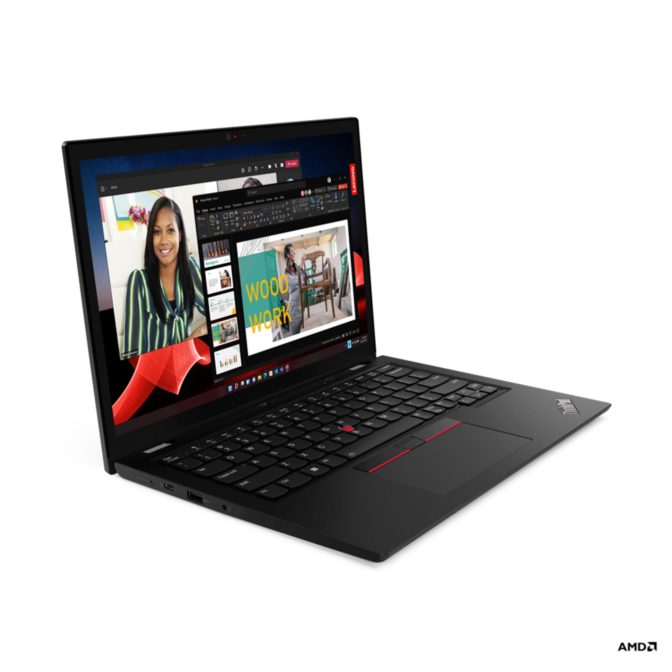 Schwarzer Lenovo Laptop mit einem Videoanruf und Holzbearbeitung auf dem Bildschirm.