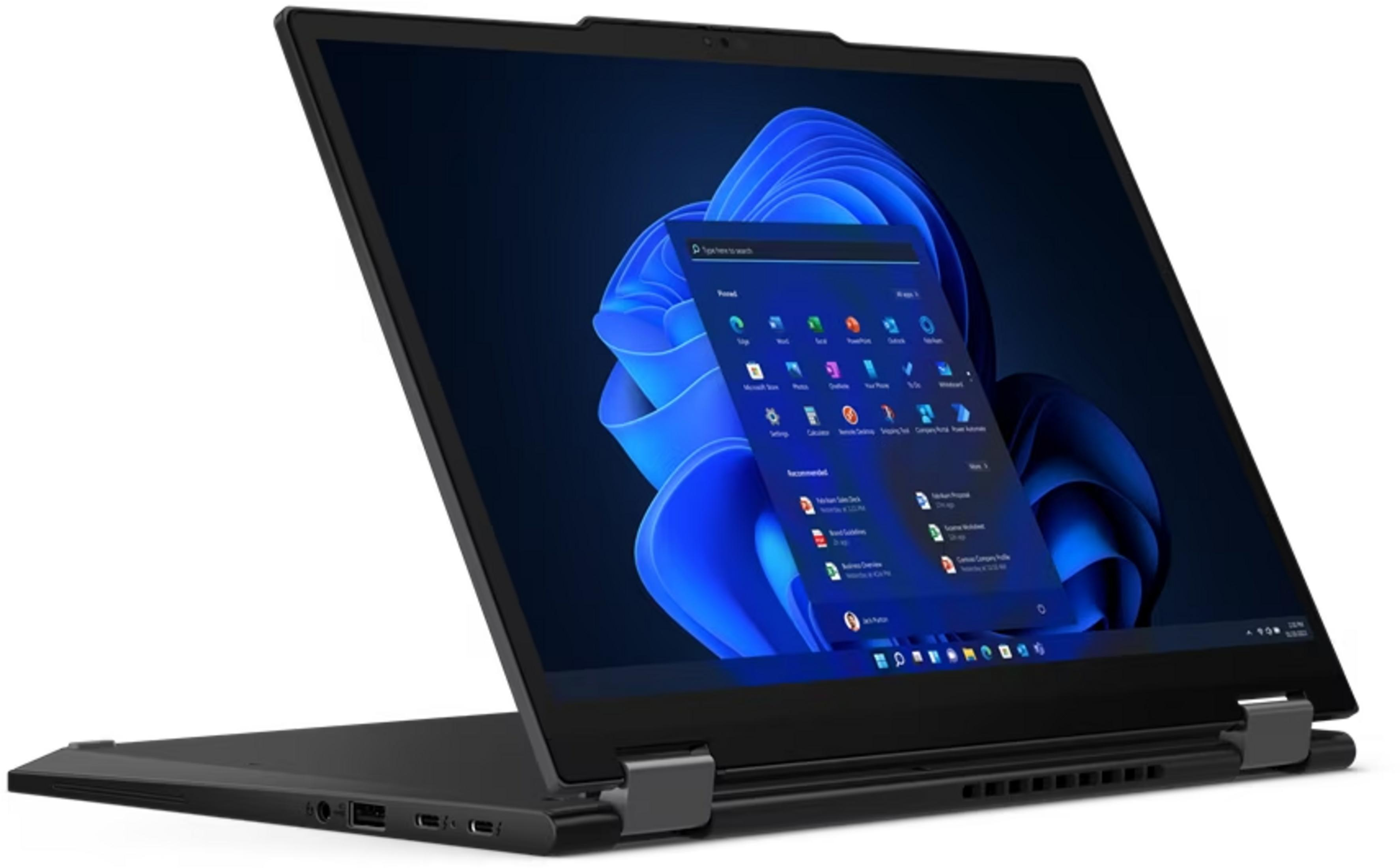 Un laptop nero con lo schermo aperto, che mostra Windows 11.