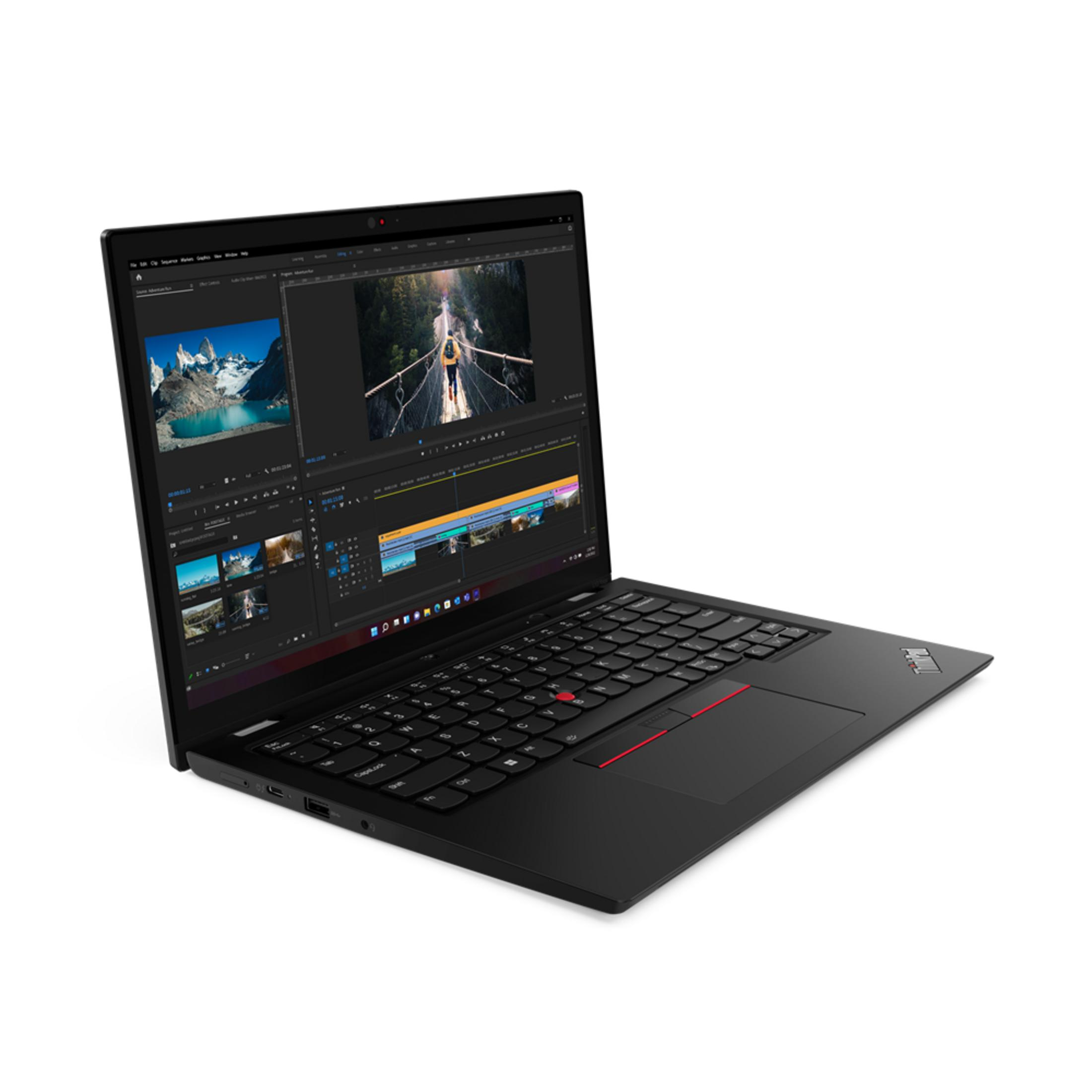 Laptop nero con schermo aperto che visualizza software di editing video.