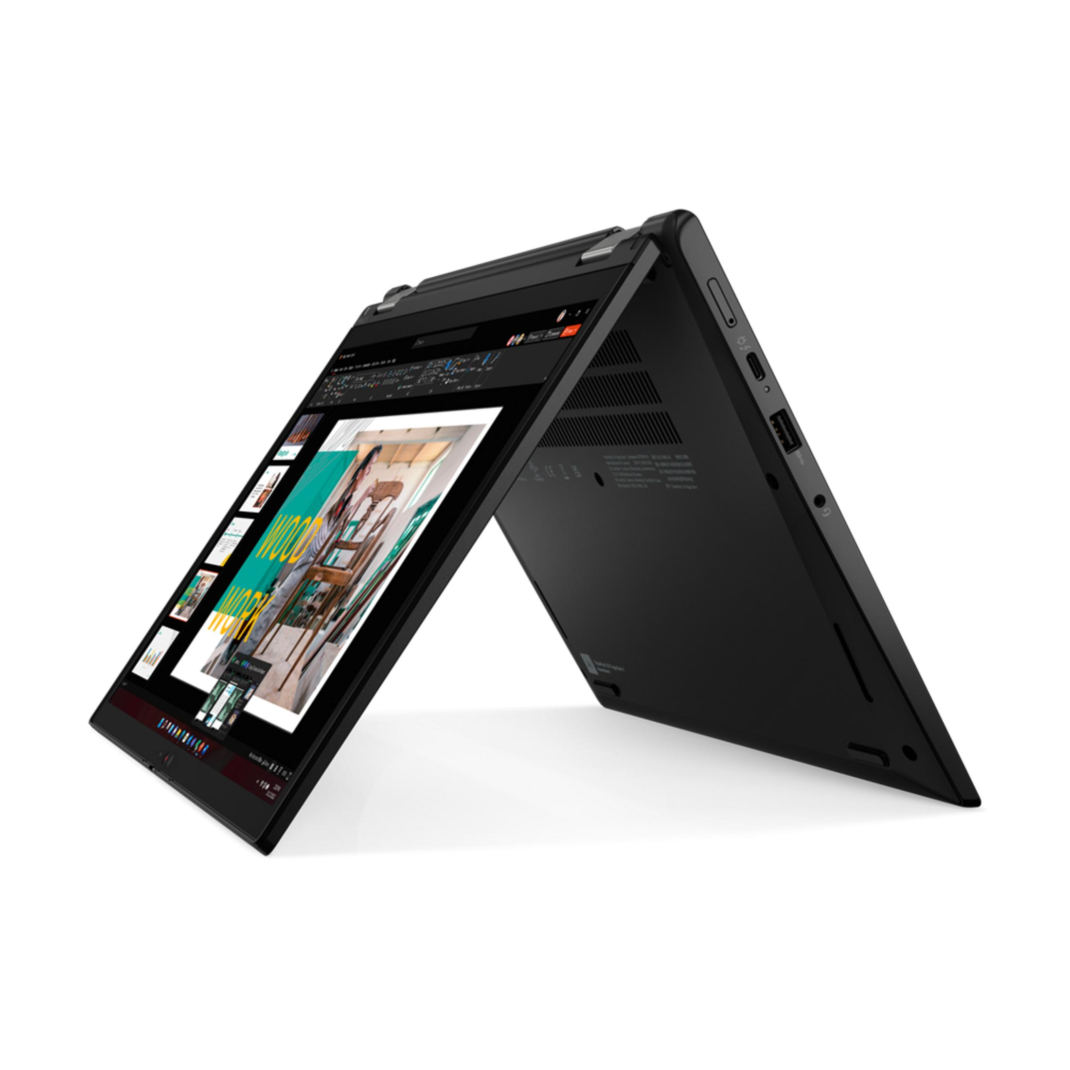 Laptop nero in modalità tenda che mostra una presentazione con immagini e testo.