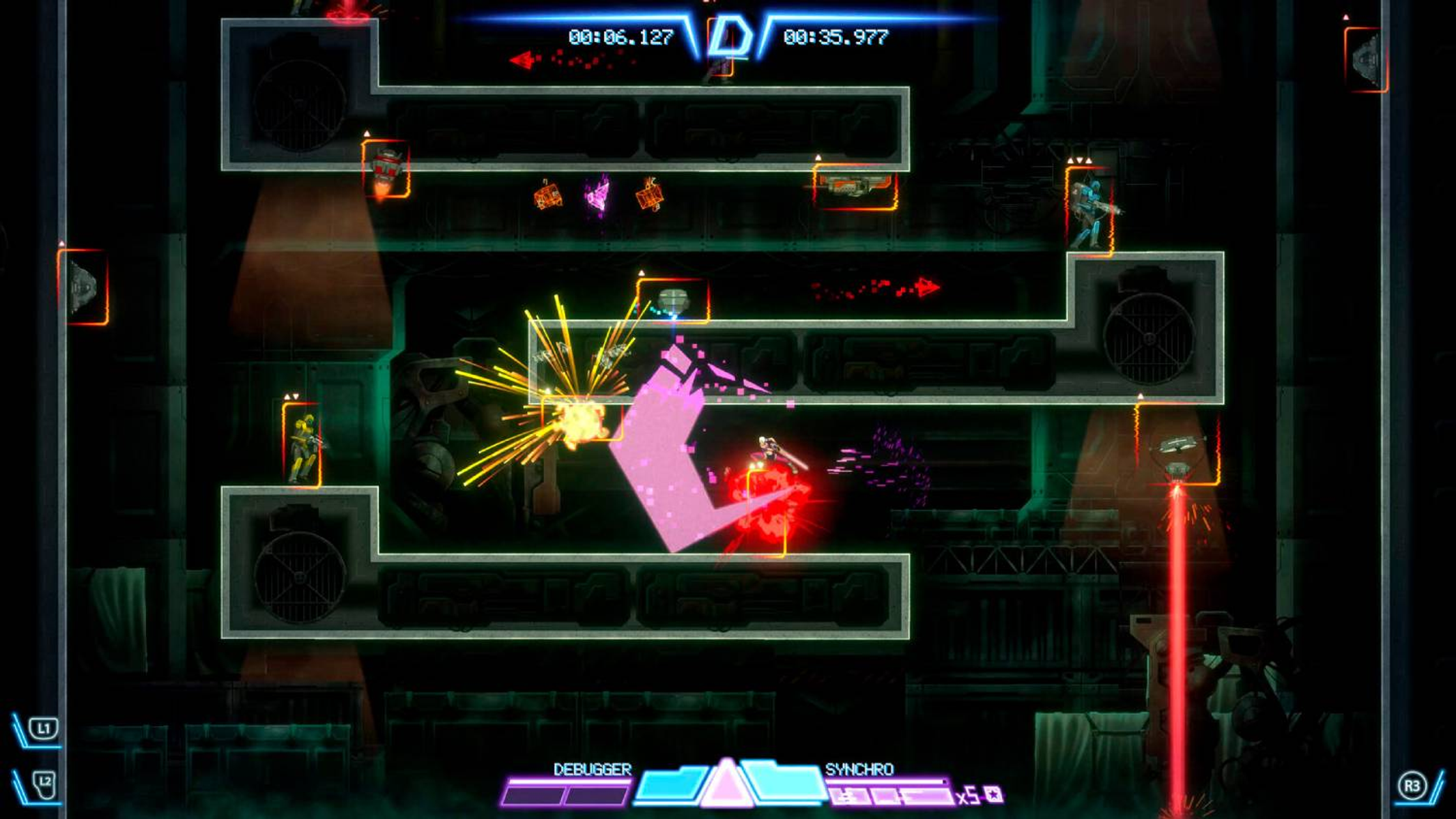 Due personaggi combattono in un'arena futuristica oscura con piattaforme luminose.