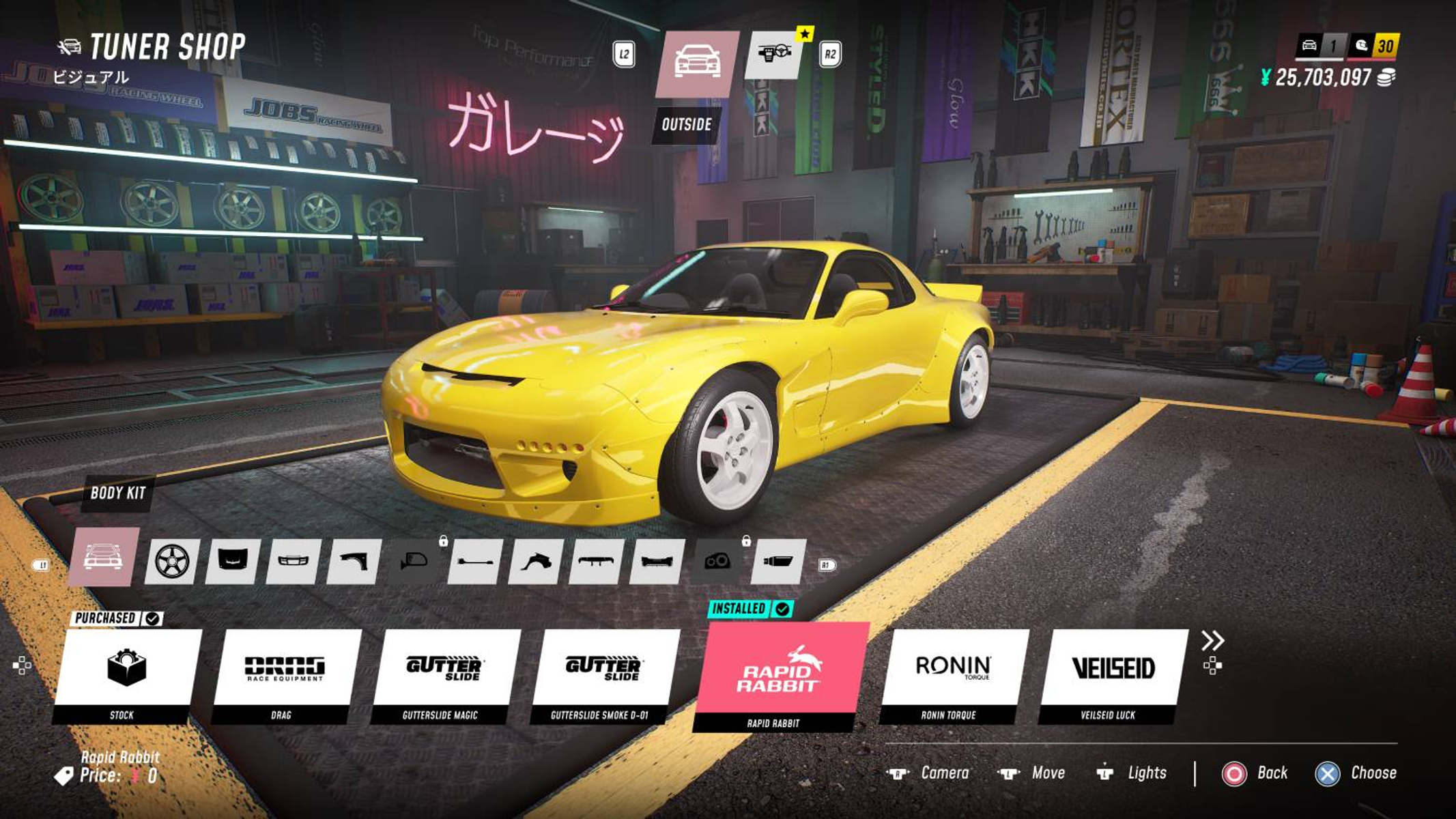 Un'auto sportiva gialla in un garage con parti e attrezzi per il tuning.