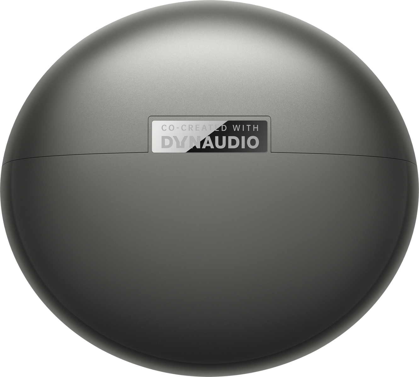 Una custodia di ricarica sferica grigia per auricolari con il logo Dynaudio.