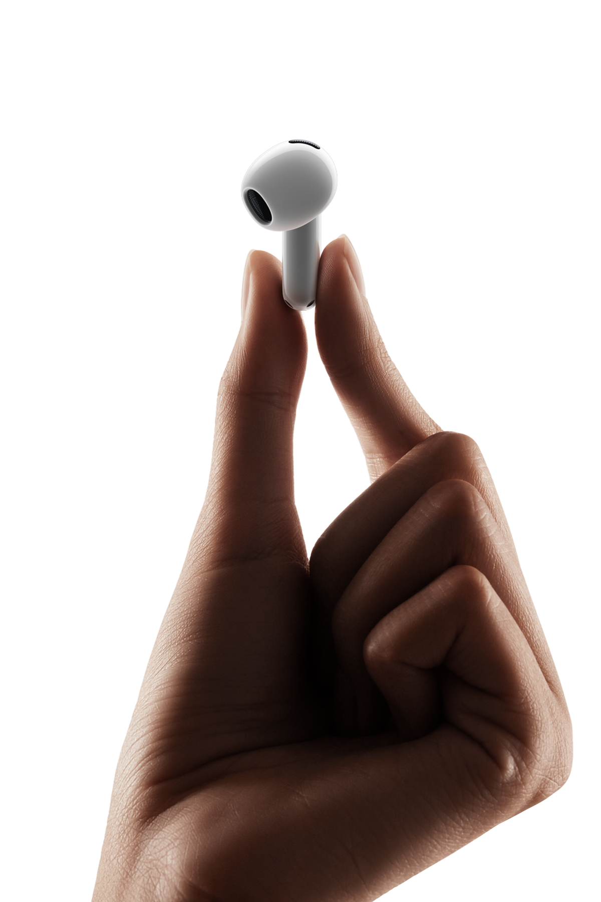 Eine Hand hält einen einzelnen weißen Ohrhörer zwischen Daumen und Zeigefinger.