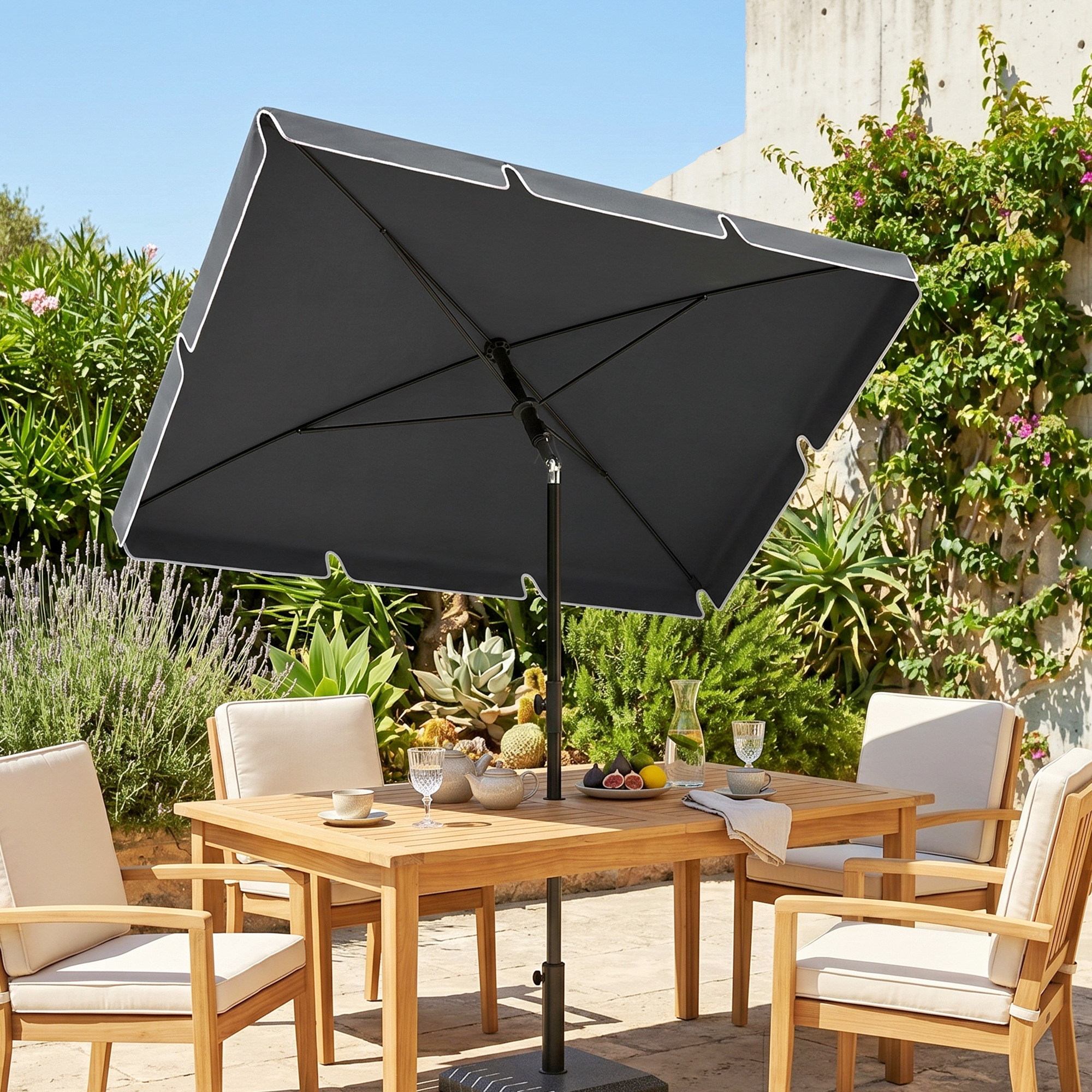 Mesa y sillas de madera con sombrilla oscura, al aire libre con plantas.