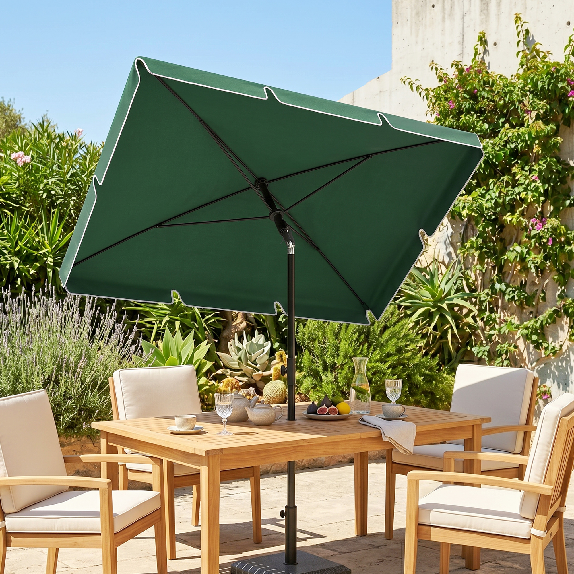 Un juego de comedor exterior con sombrilla verde, mesa y sillas de madera en un jardín.