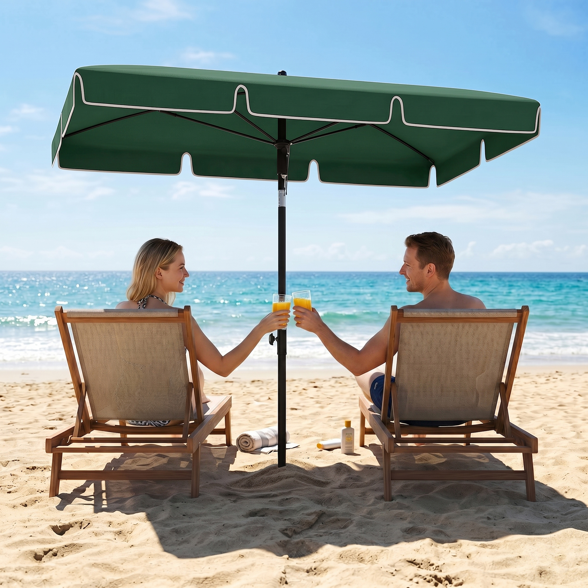 Una pareja brinda con jugo de naranja bajo una sombrilla en la playa.