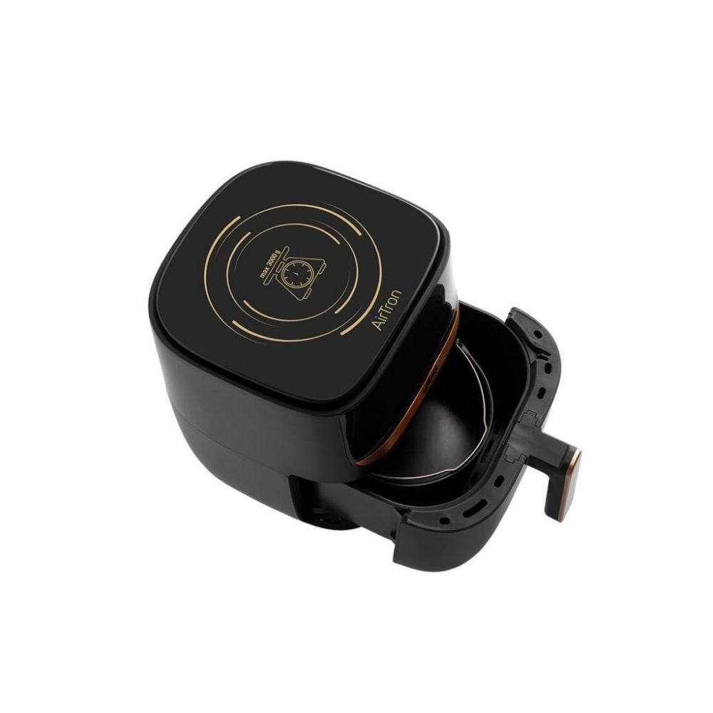 Açık haznelı, altın detaylı siyah airfryer, beyaz arka plan.