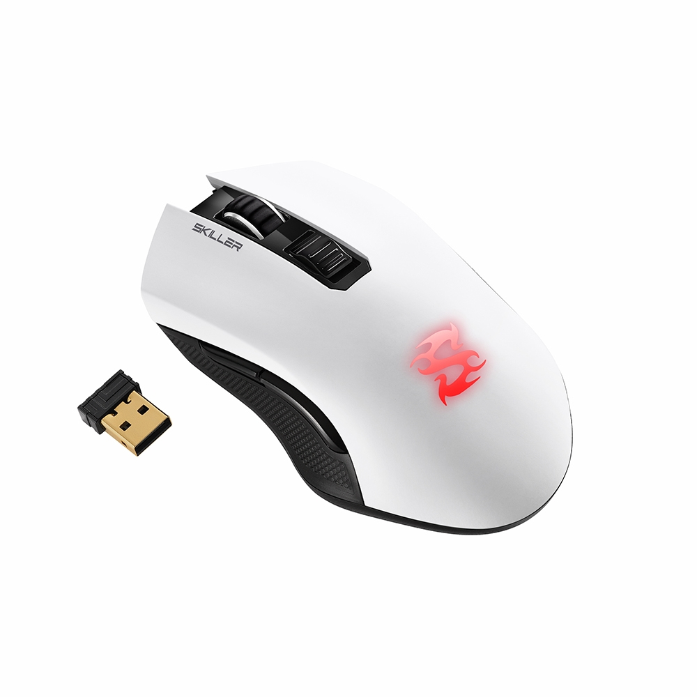 Eine weiße Gaming-Maus mit rotem Flammenlogo und USB-Empfänger.