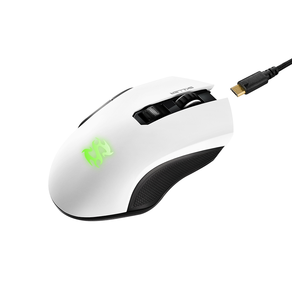 Weiße Gaming-Maus mit grünem Logo und abnehmbarem USB-C-Kabel.
