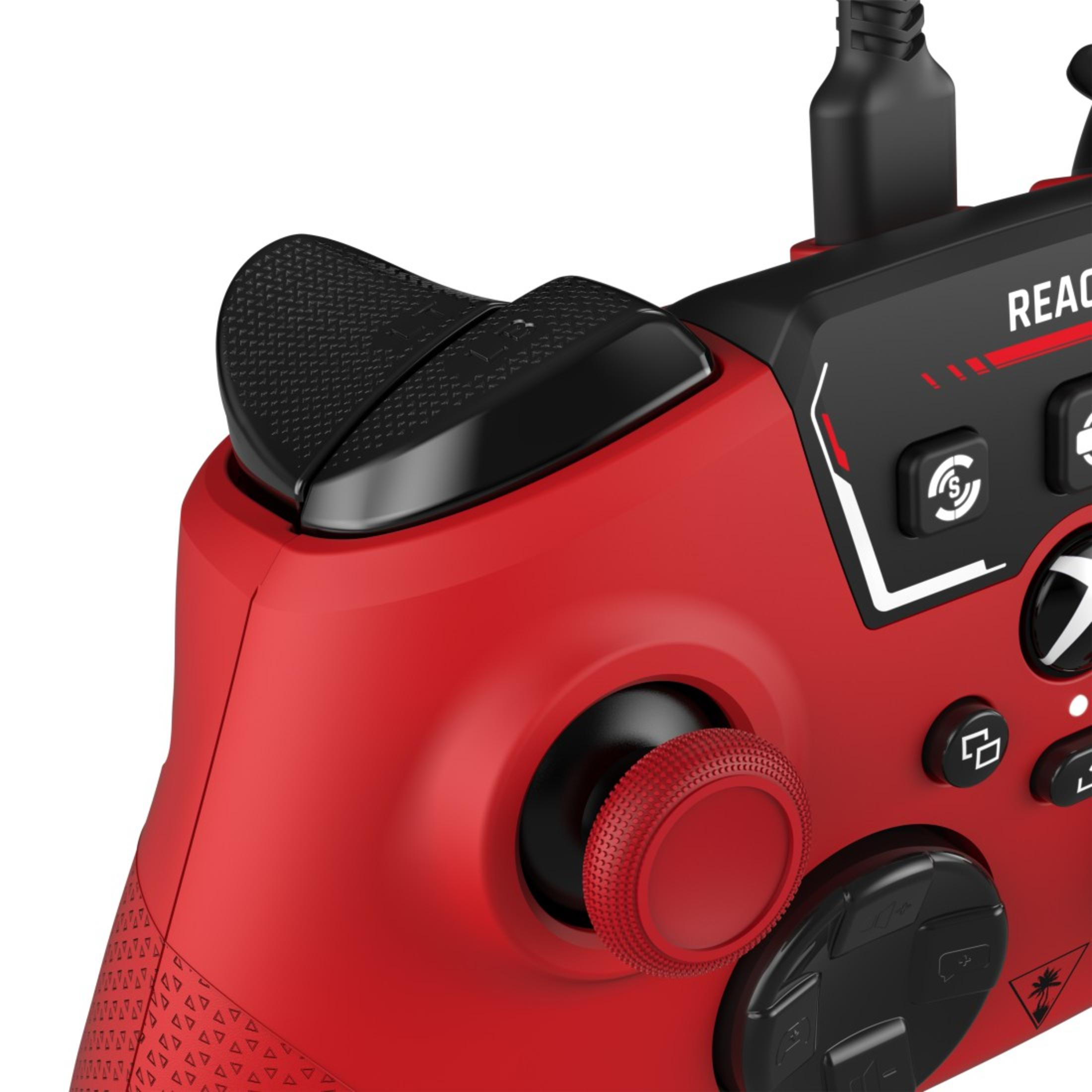 Ein roter Gaming-Controller mit schwarzen Tasten und einem USB-Kabel.