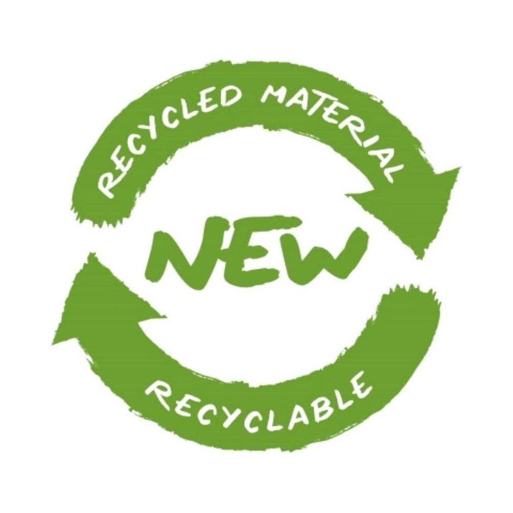 Cerchio verde con frecce. Testo: NEW RECYCLED MATERIAL RECYCLABLE.