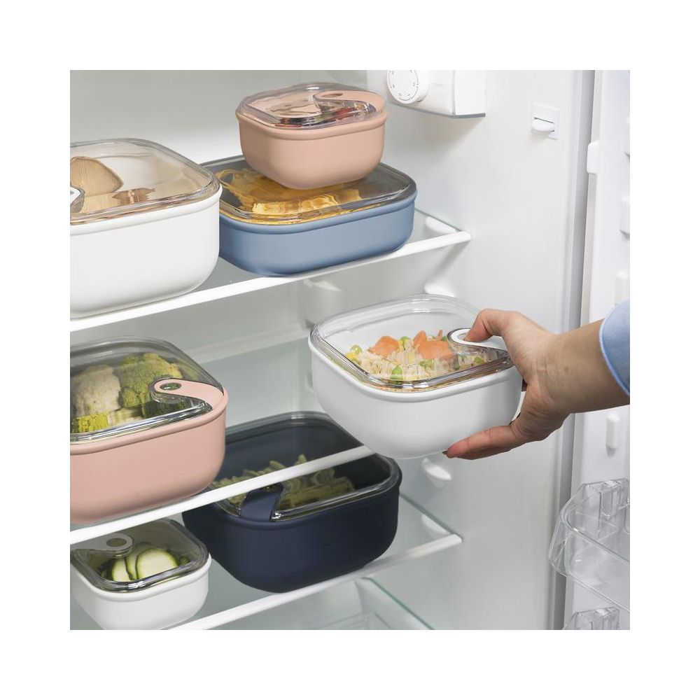 Una mensola del frigorifero con diversi contenitori per alimenti.