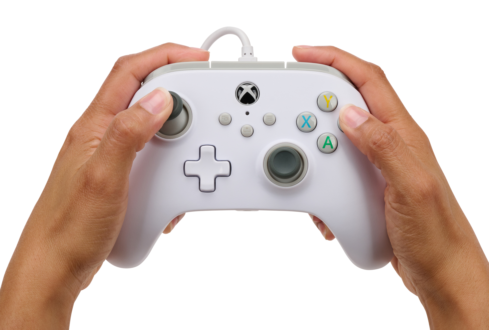 Biały kontroler Xbox trzymany przez dwie ręce na białym tle.