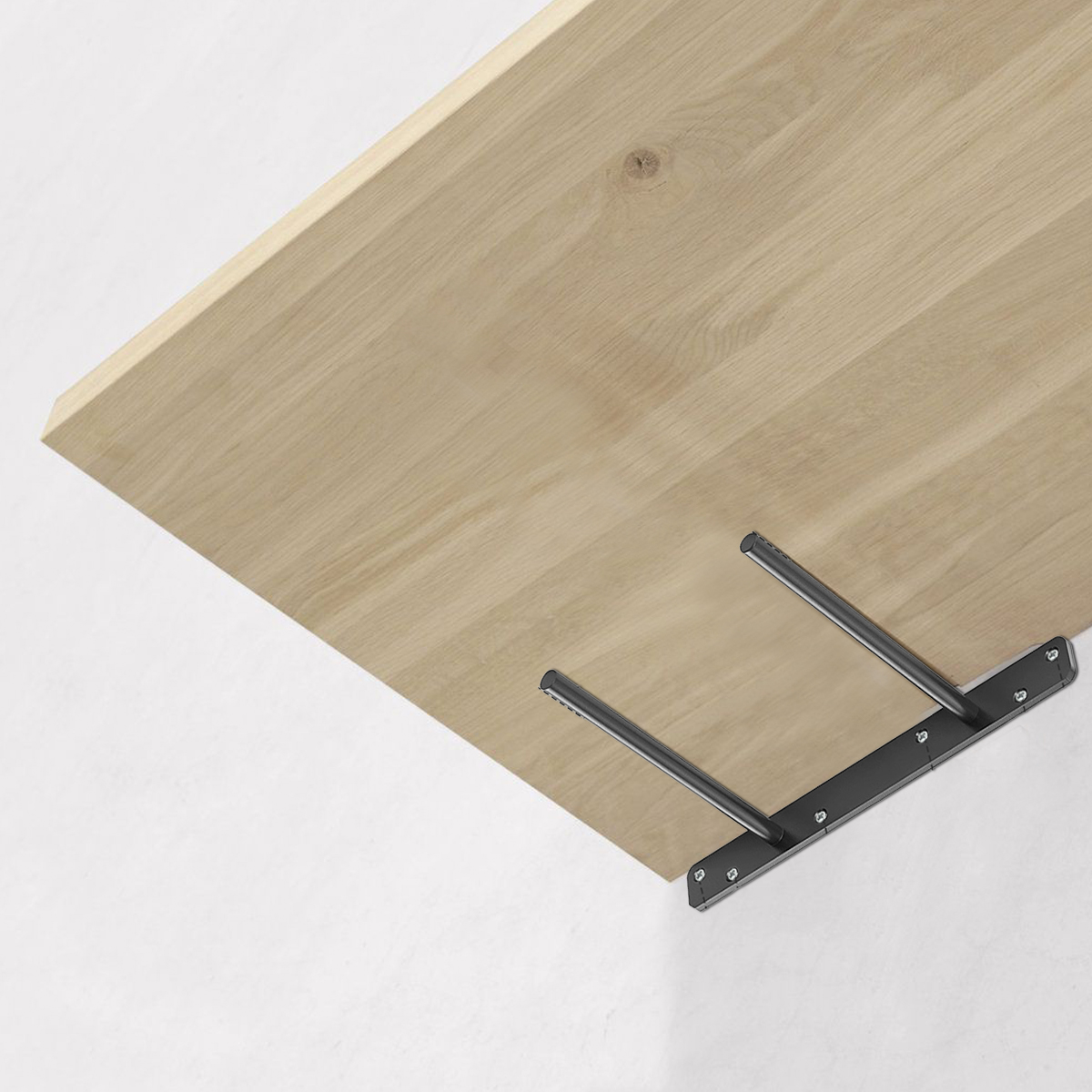 Mensola in legno con due staffe metalliche scure fissate a una parete bianca.