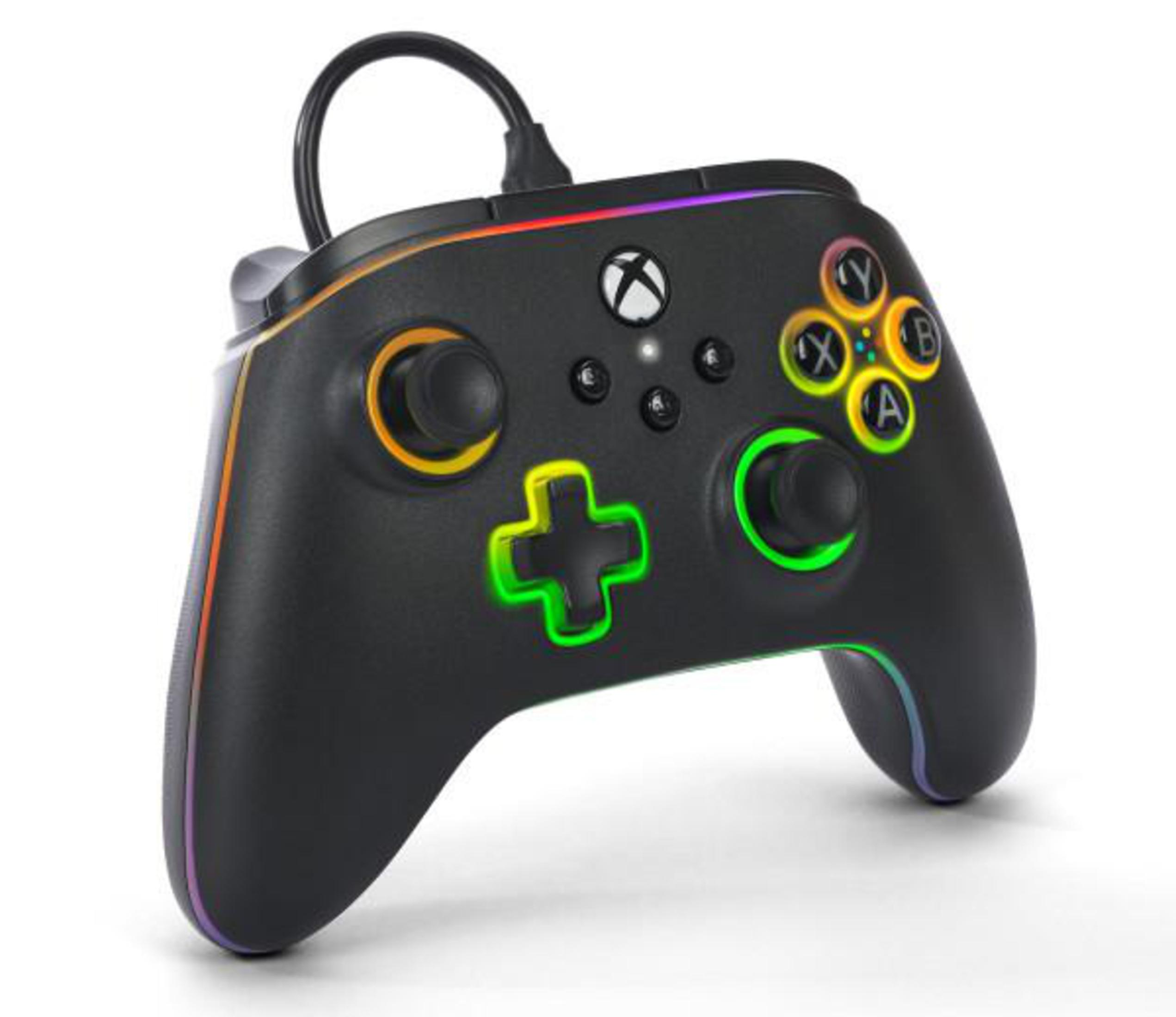 Un controller Xbox nero con accenti LED colorati e cavo.