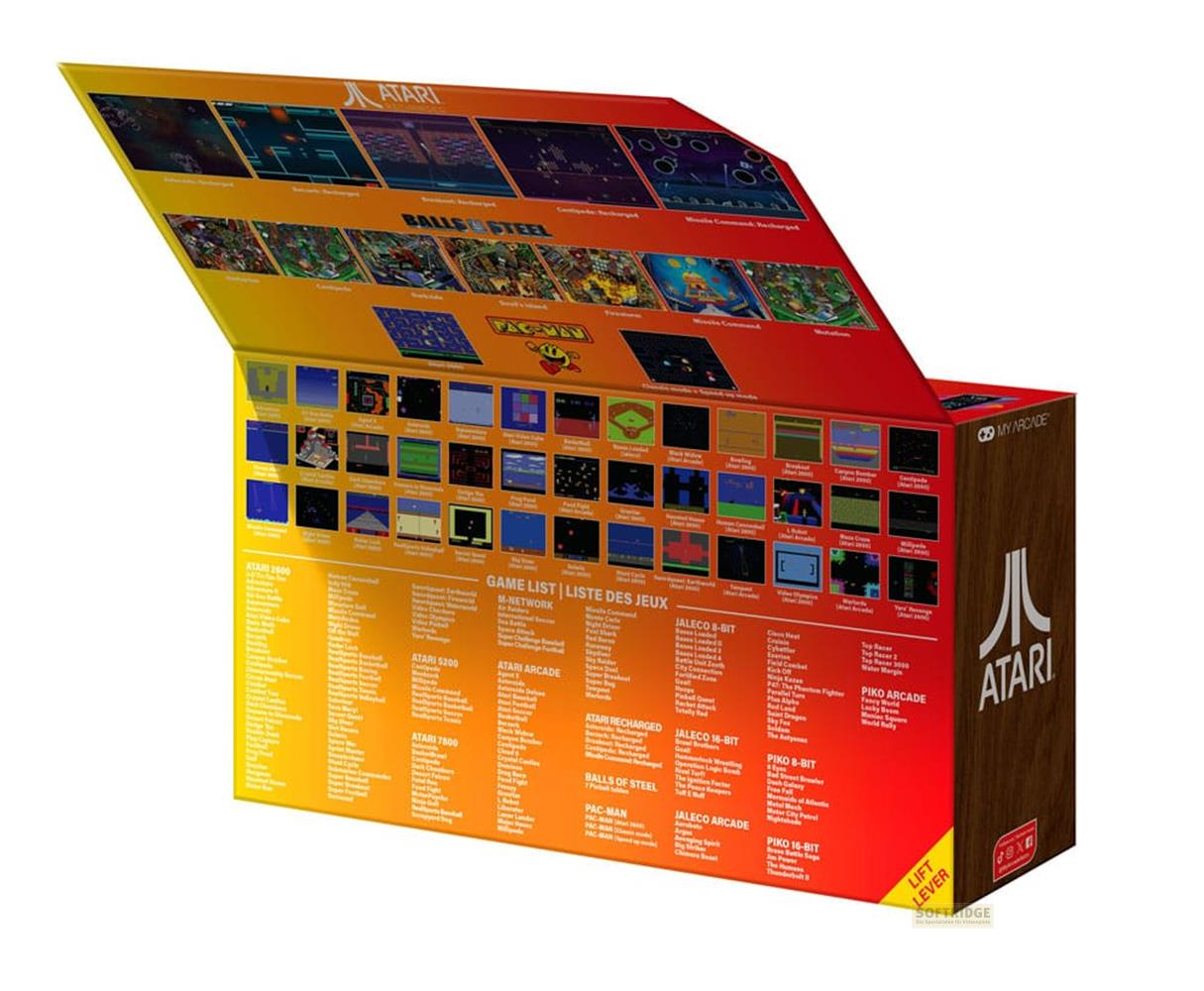 Una console di gioco Atari con un elenco di giochi visualizzato sullo schermo e sulla confezione.