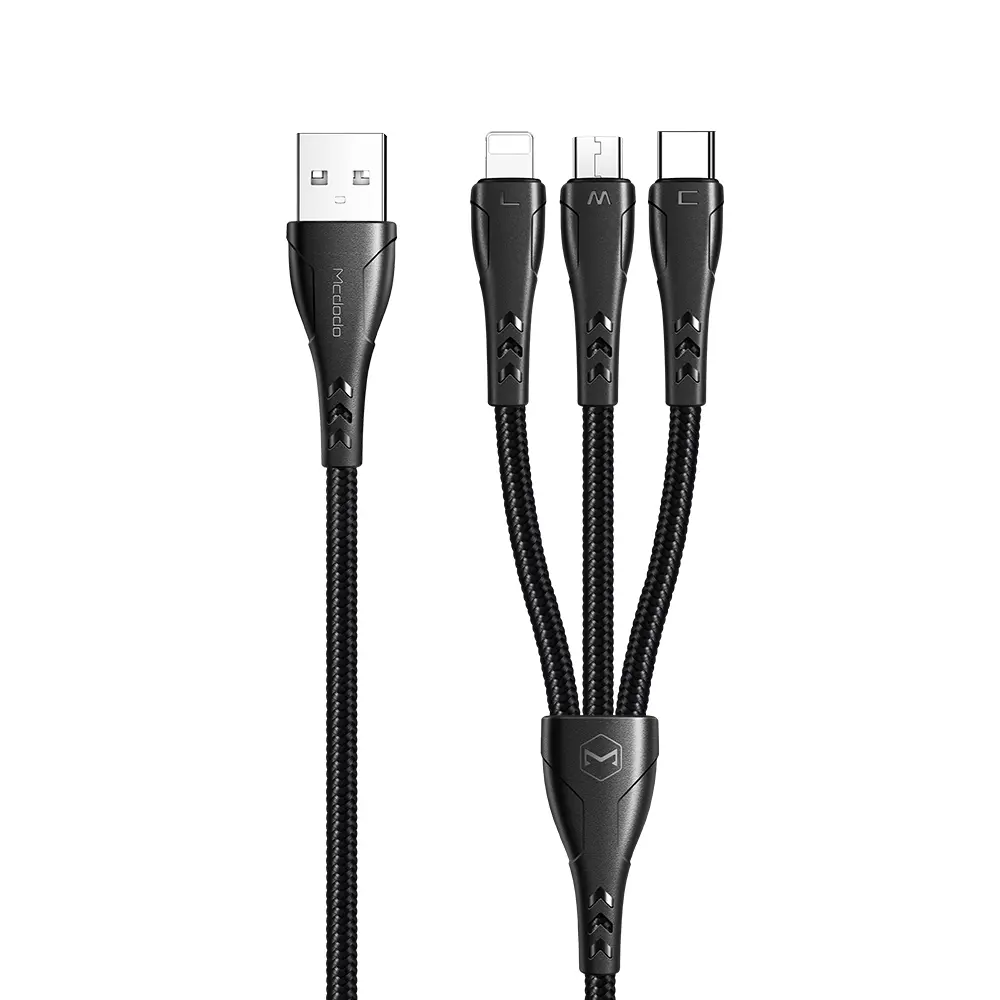 Üç farklı konektöre sahip siyah bir USB kablosu: USB-A, Lightning ve USB-C.