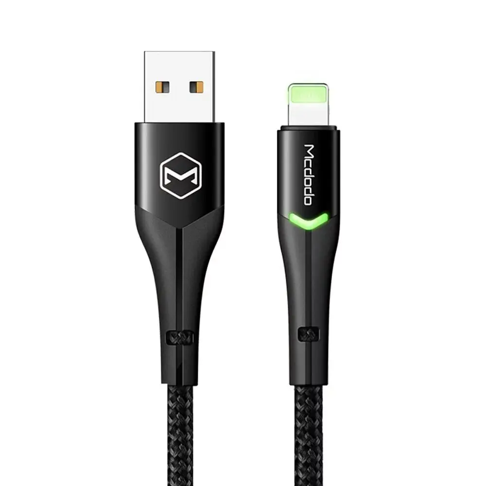 Beyaz konnektörlü ve aydınlatmalı logolu siyah USB-C kablosu.