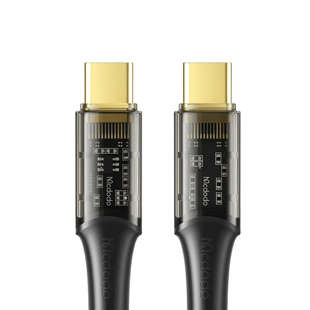 Altın konektörlü ve şeffaf kasalı iki USB-C kablosu