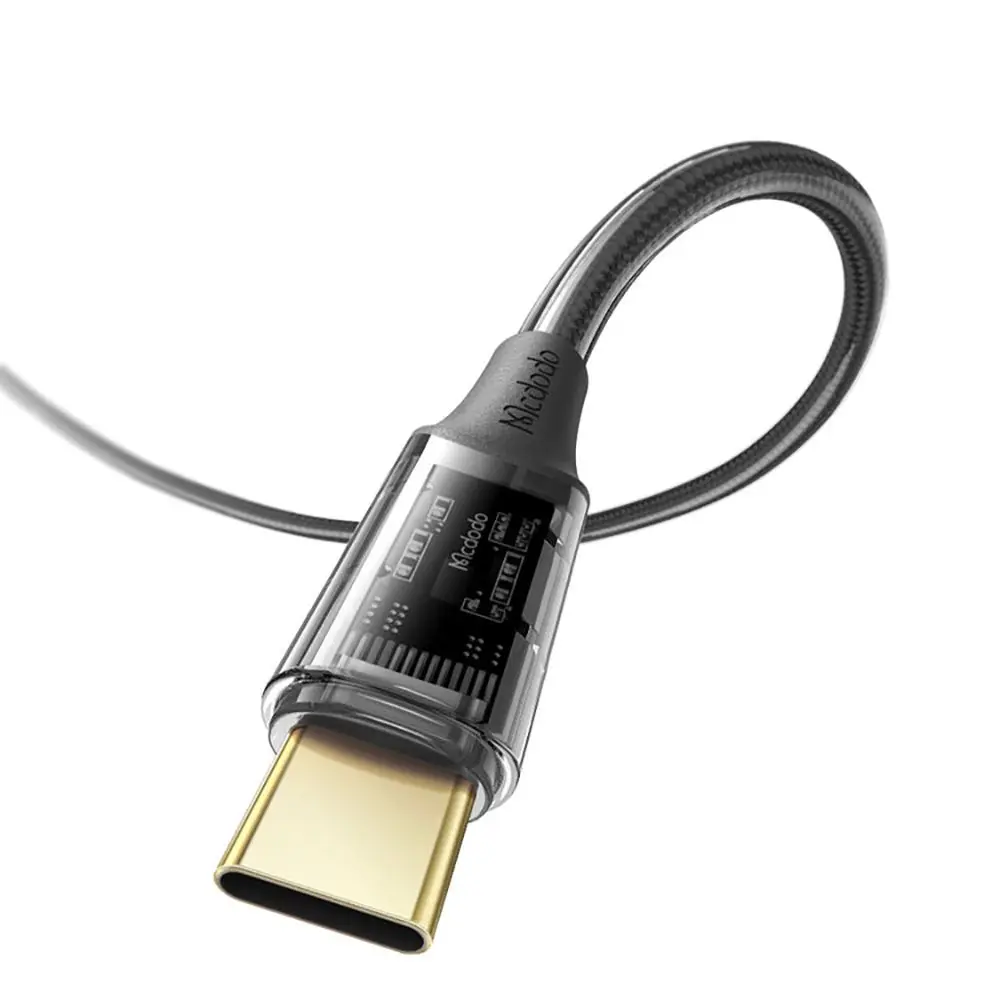 Devre kartını gösteren şeffaf muhafazalı bir USB-C kablosu.