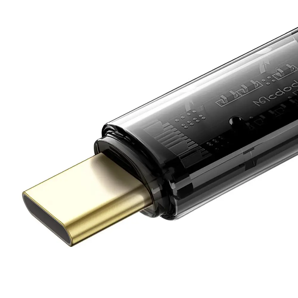 Şeffaf siyah gövdeli altın USB-C konnektörünün yakın çekimi.