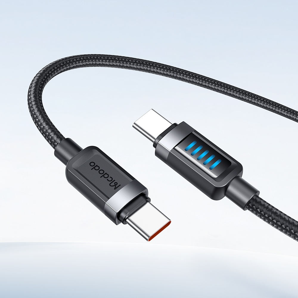Gümüş konektörlü ve şarj göstergeli siyah USB-C kablosu.