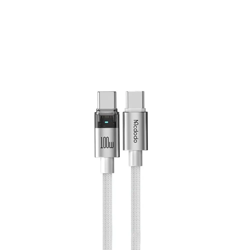 Gümüş konektörlü iki beyaz USB-C kablosu, biri 100W olarak işaretlenmiş.