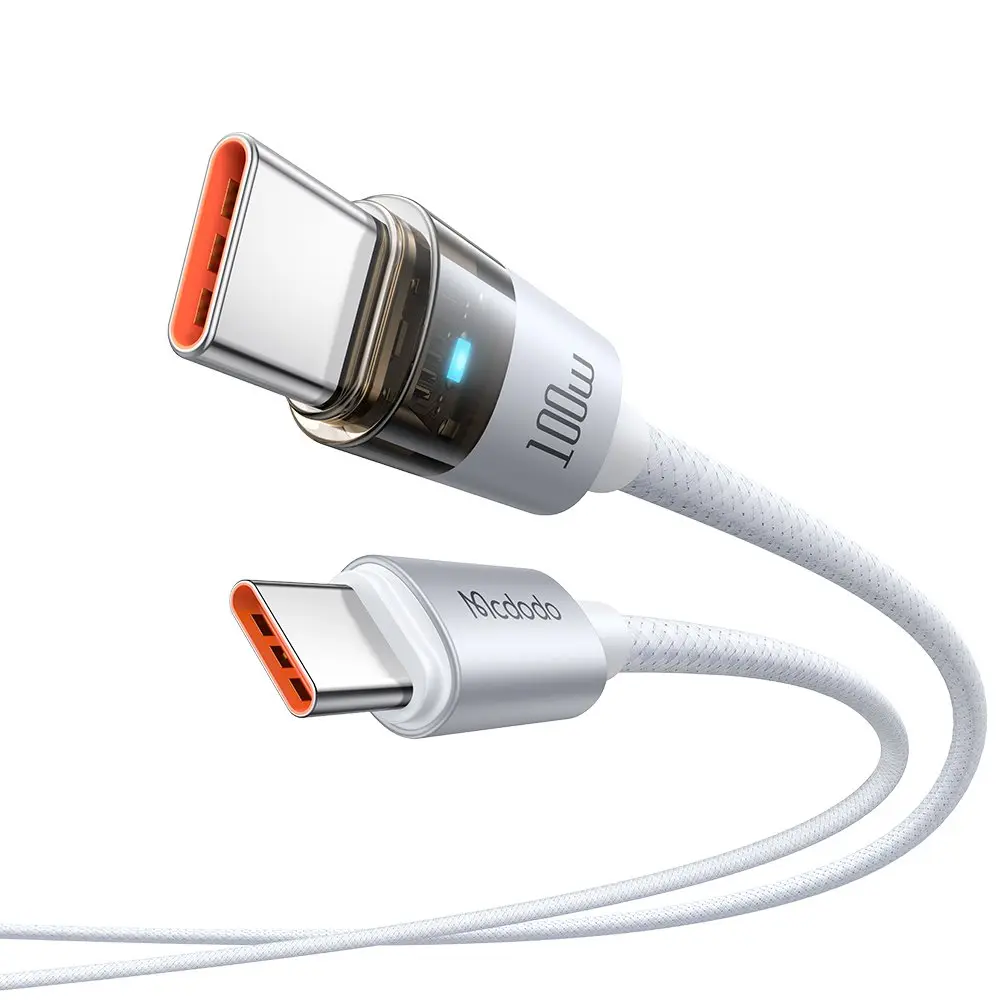 Gümüş konektörlü beyaz USB-C kablo. Bir konektörde mavi ışık bulunur.