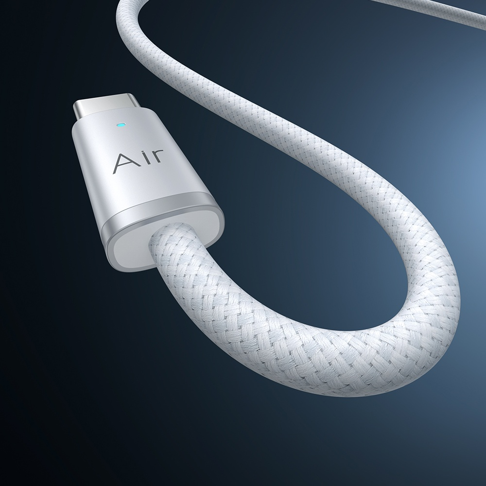 Gümüş renkli 'Air' yazılı USB-C kablosu.
