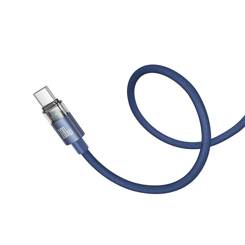 Şeffaf konektörlü ve mavi halkalı mavi USB-C kablosu.