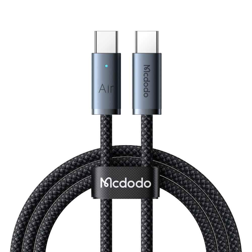Gri konektörlü ve siyah örgülü kablolu iki USB-C kablosu.