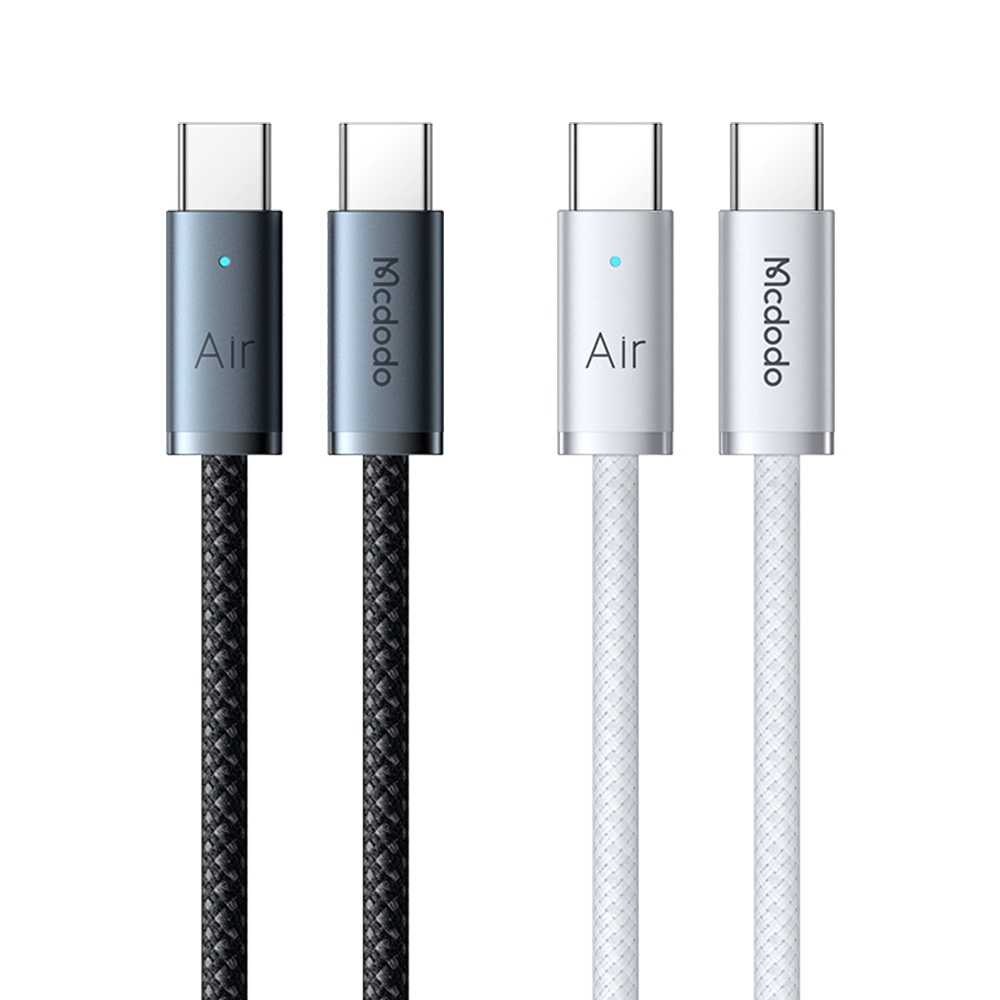 Yan yana duran gümüş uçlu iki siyah ve iki beyaz USB-C kablosu.