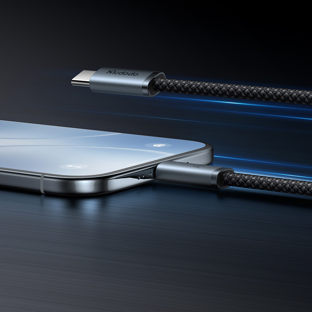 Gri USB-C kablo akıllı telefona takılıyor, yakın çekim.
