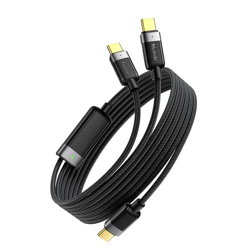 Altın rengi konektörlü ve yeşil ışıklı siyah USB-C kablosu.