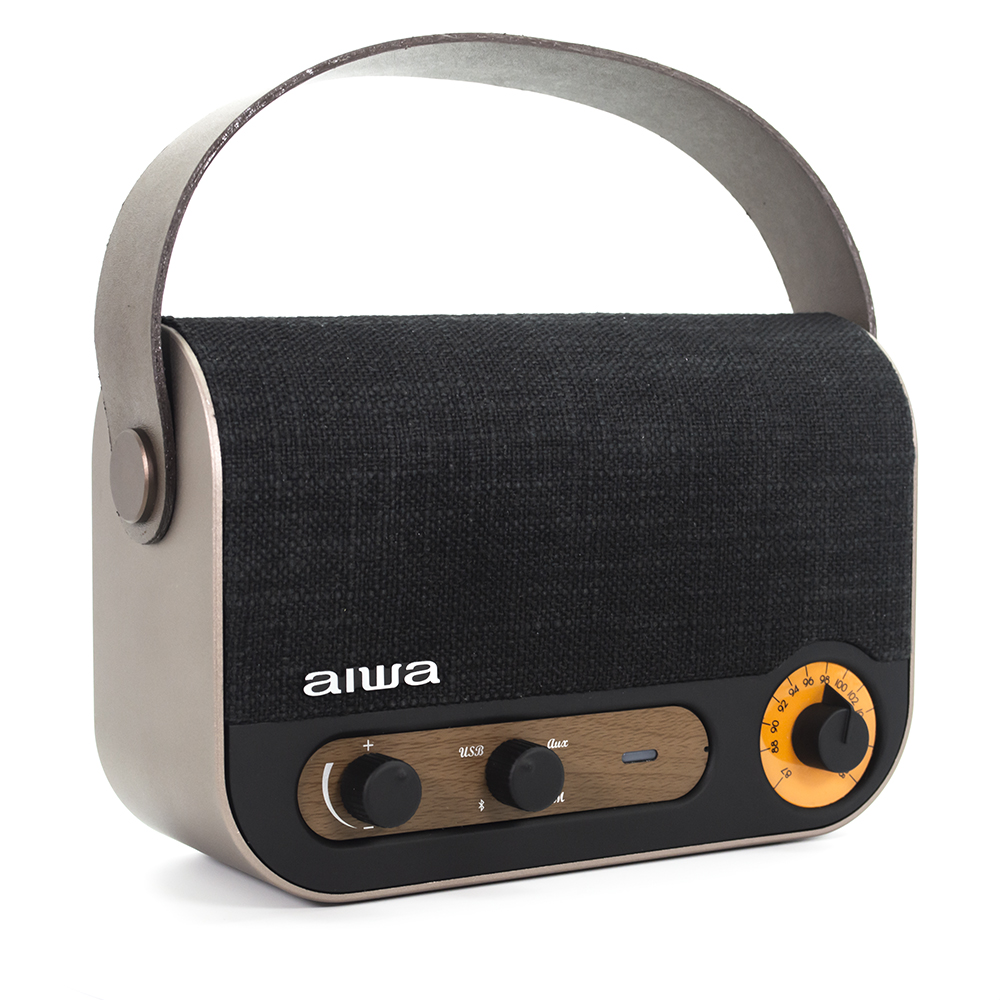 Una radio Aiwa portátil con altavoz de tela negra, asa de cuero y detalles de madera.