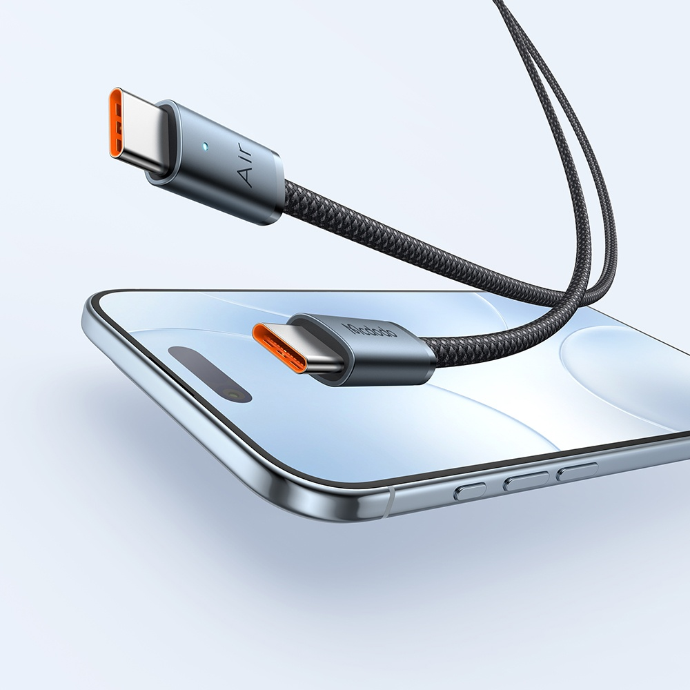 Turuncu konektörlü bir USB-C kablosu bir akıllı telefona yerleştirilmiş.