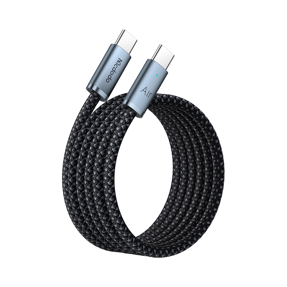 Beyaz arka plan üzerinde sarılmış, mavi konektörlü siyah örgülü USB-C kablo.