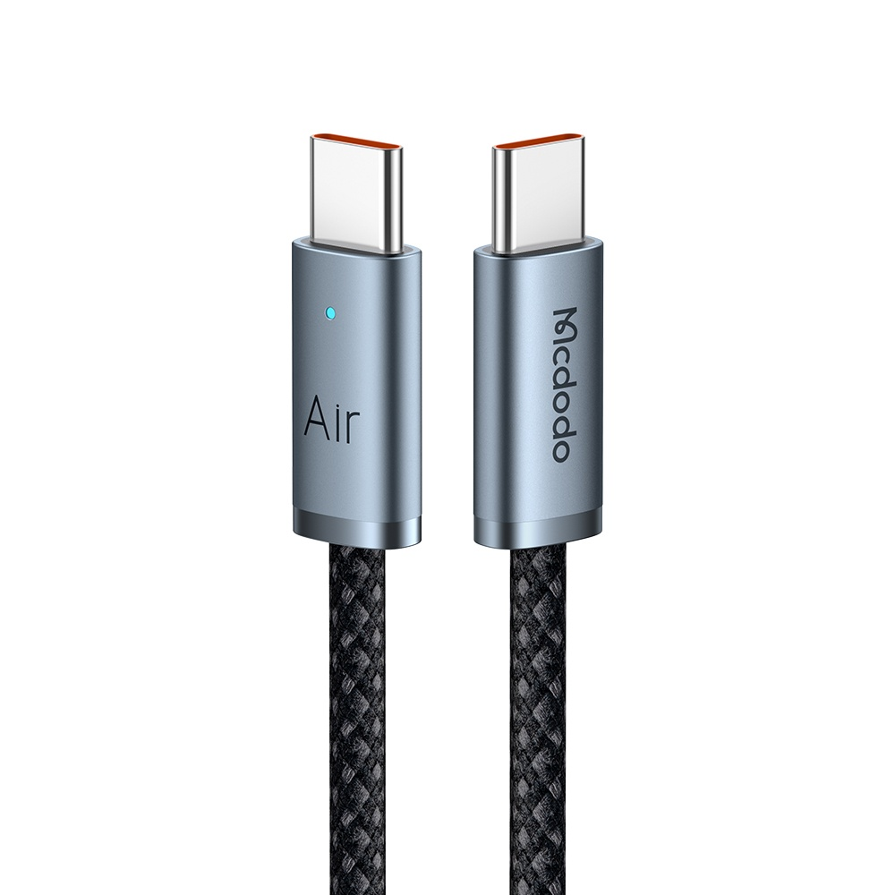 Gümüş konektörlü ve siyah örgülü kablolu iki USB-C kablosu. Birinde 'Air' yazıyor.