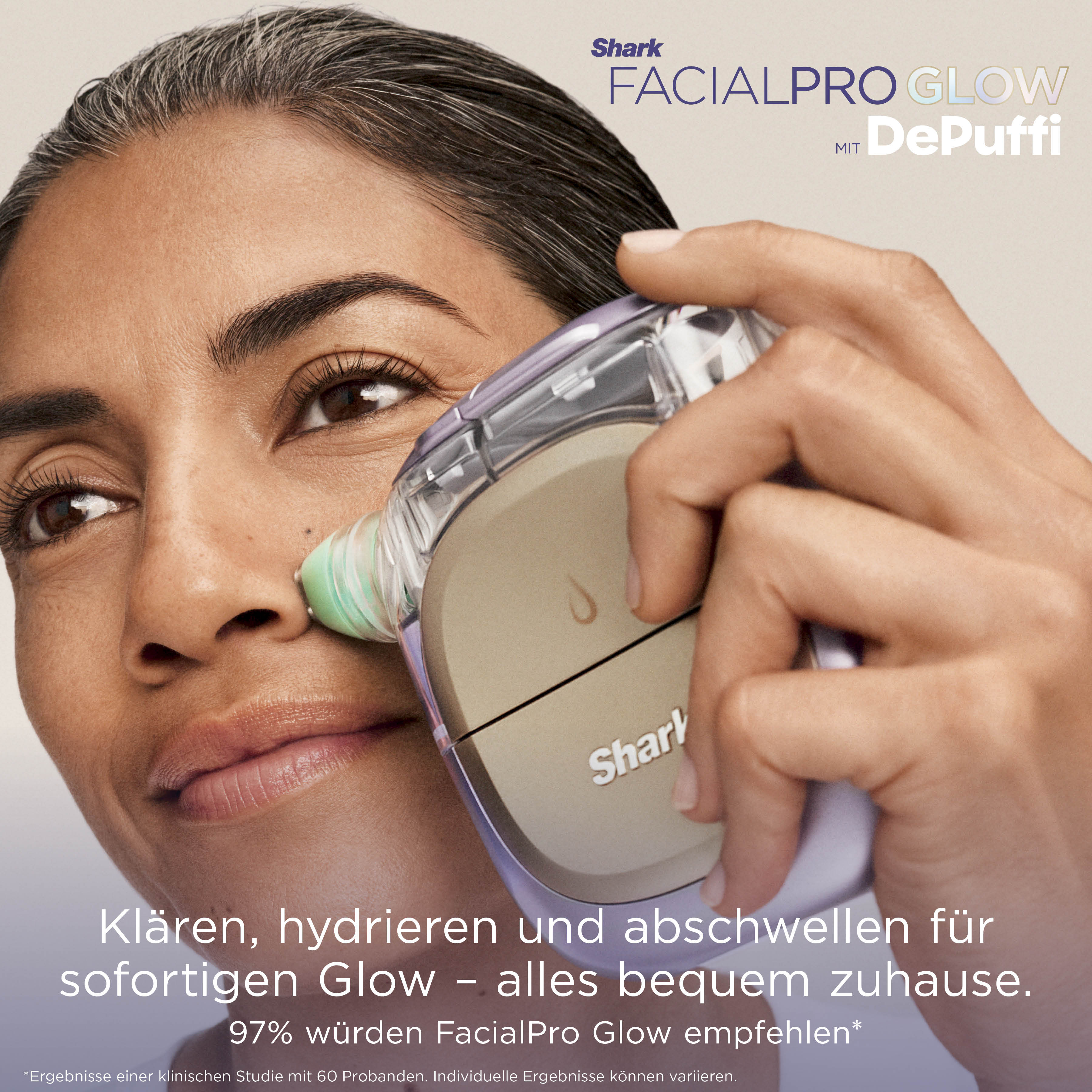 Une femme utilise un appareil Shark FacialPro Glow avec DePuffi sur son nez.
