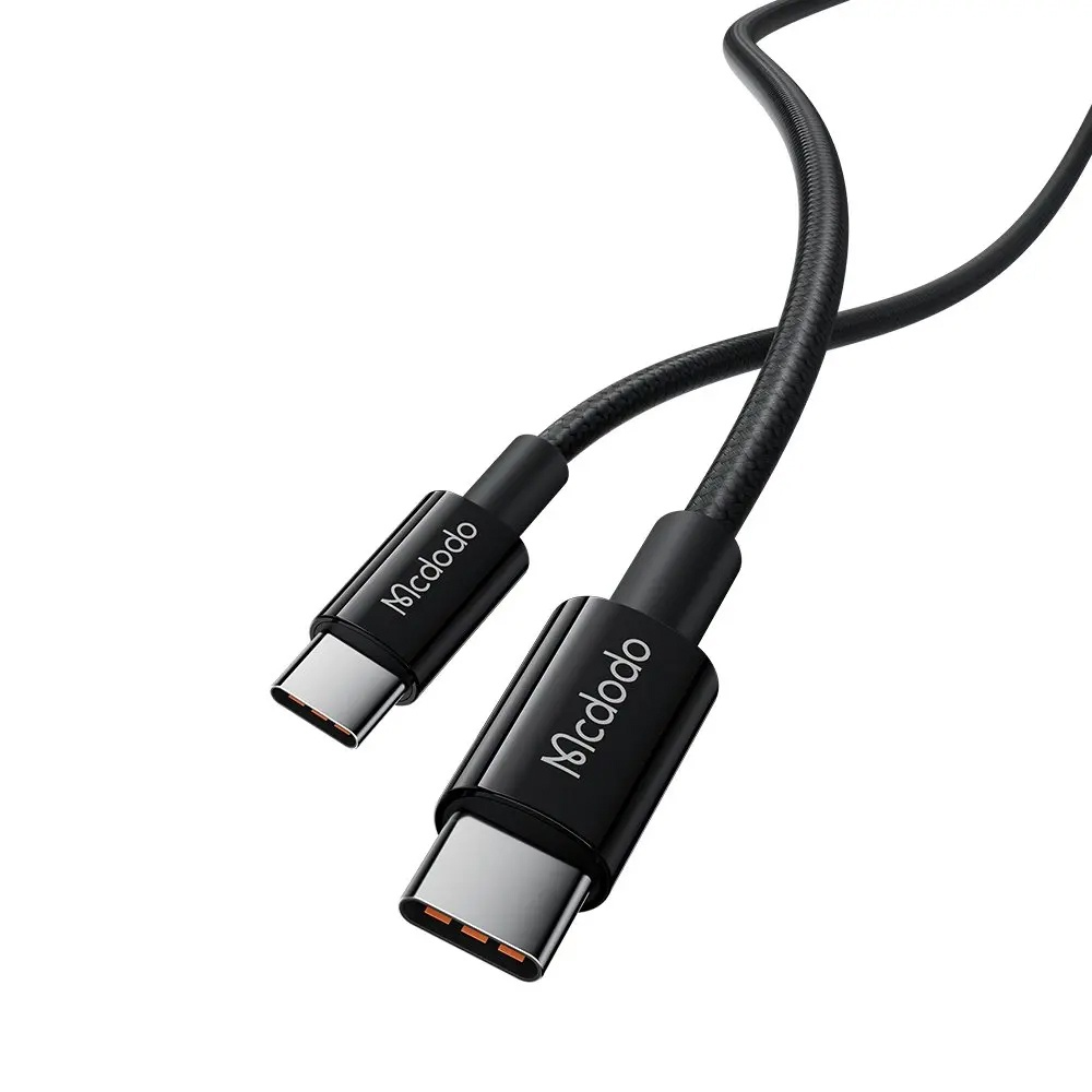 Beyaz arka plan üzerinde gümüş konektörlü ve "Mcdodo" logolu iki siyah USB-C kablosu.