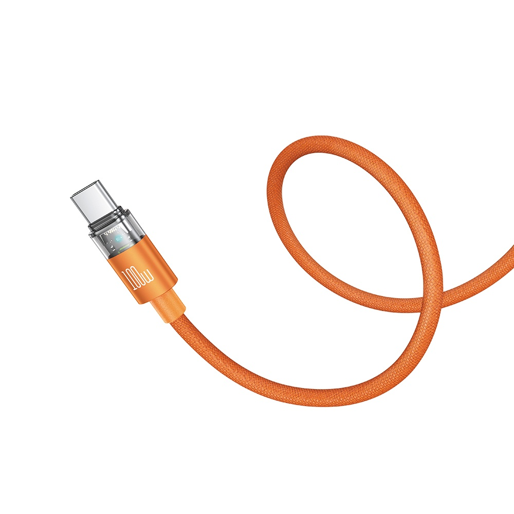 Gümüş konnektörlü, 100W işaretli turuncu USB-C kablosu.
