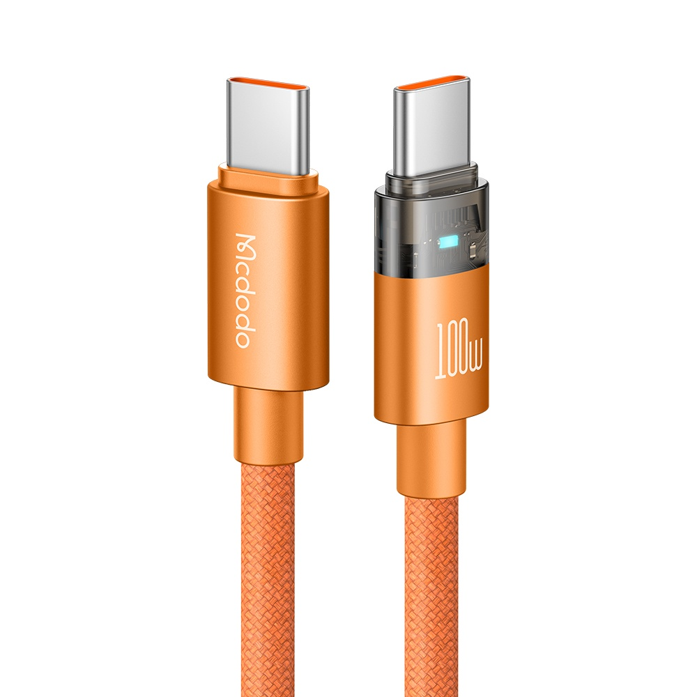 Beyaz arka plan üzerinde gümüş konektörlü iki turuncu USB-C kablosu.