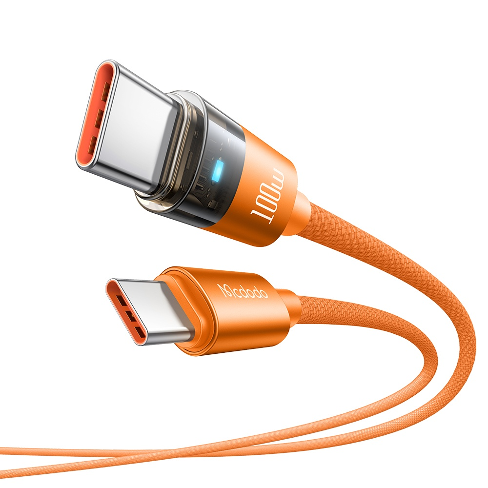 Gümüş konektörlü ve 100W işaretli turuncu USB-C kablosu.