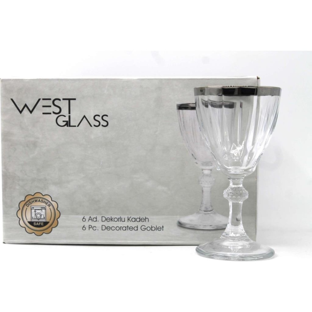 Gümüş kenarlı West Glass süslü kadeh kutusu, yanında iki şeffaf bardak.