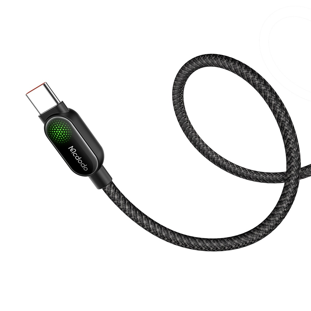 Işıklı konektör ve Mcdodo logosuna sahip siyah USB-C kablosu.