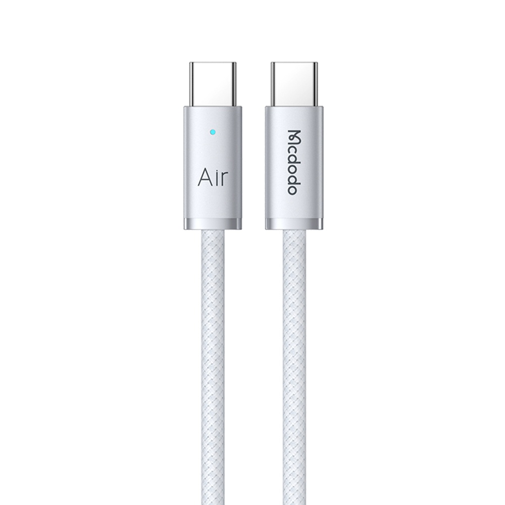 Beyaz örgülü kordonlu iki gümüş USB-C kablosu. Birinde "Air", diğerinde "Micdodo" yazıyor.