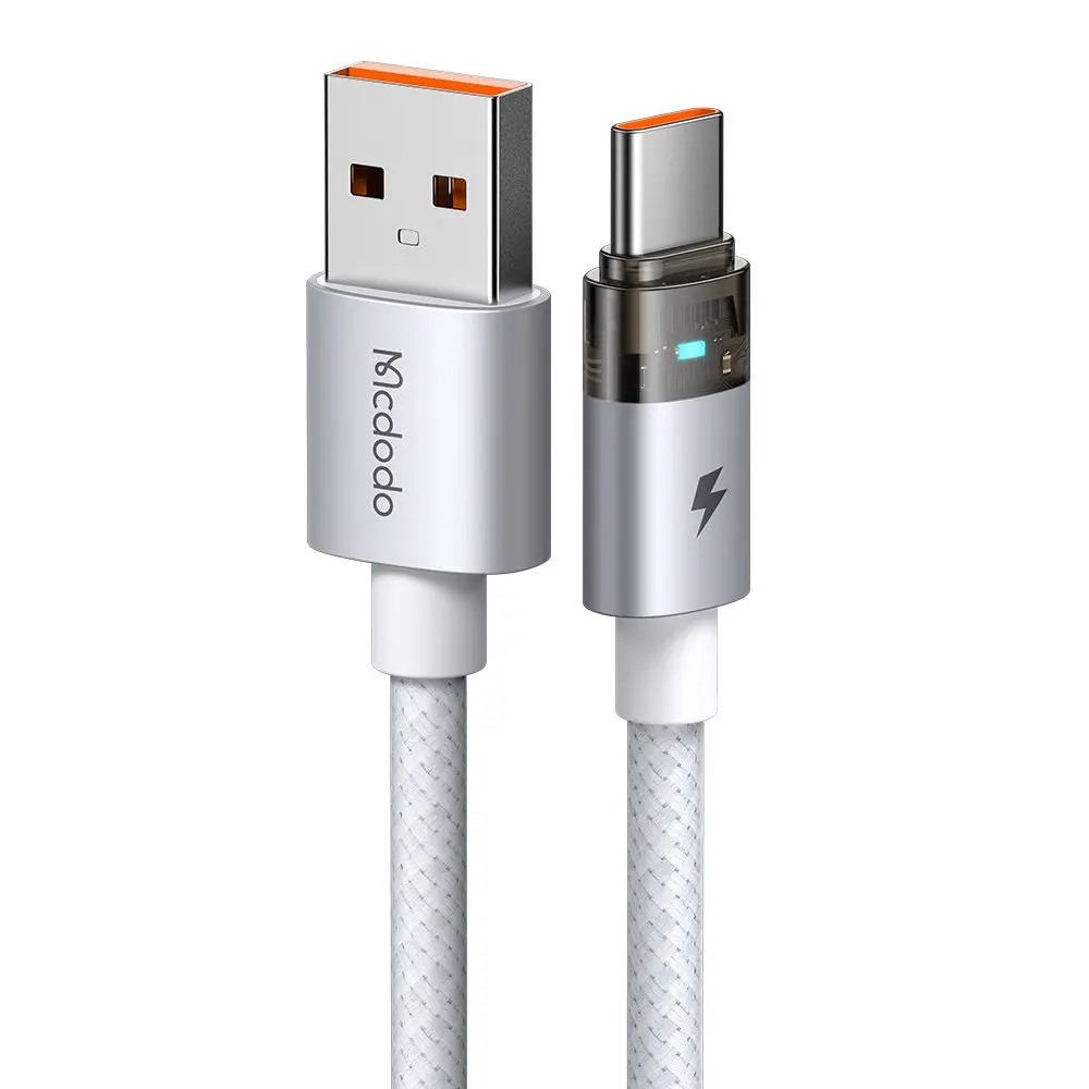 Beyaz örgülü kablolu gümüş USB-A - USB-C kablosu. 'MacDodo' marka adı.