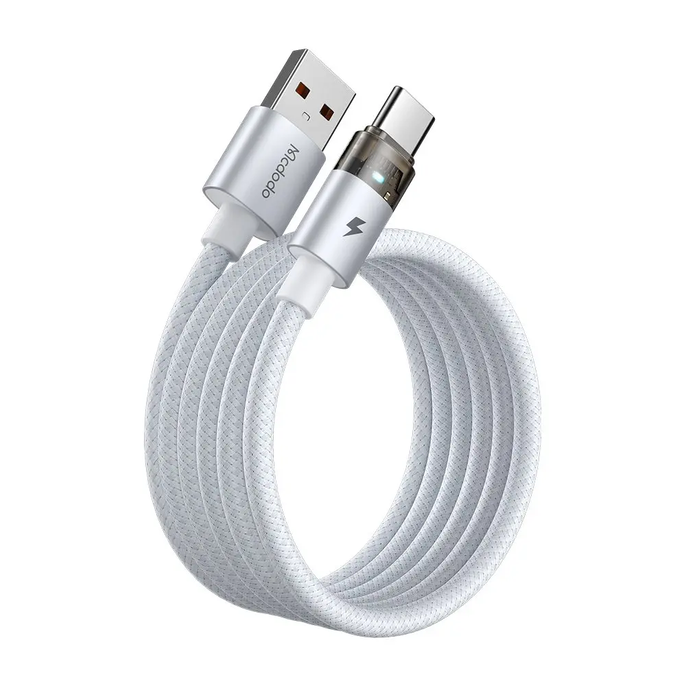 Gümüş konektörlü beyaz örgülü USB-C - USB-A kablo, sarılı.