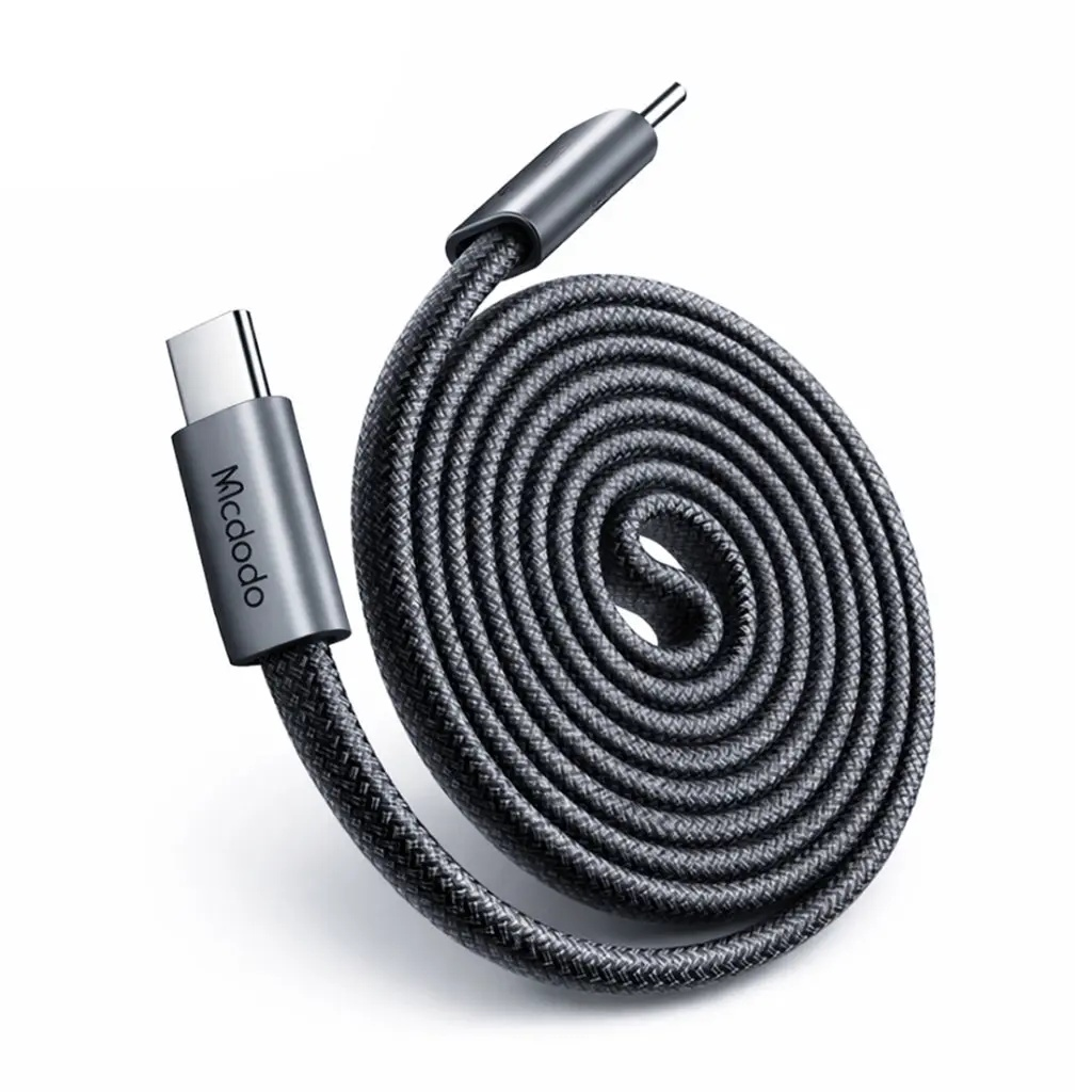 Beyaz arka planda gümüş konektörlü, sarılı siyah USB-C kablo.